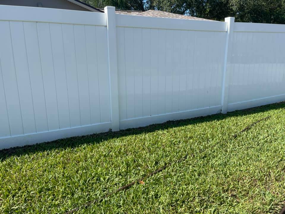 Valrico pressure washing — vinyl fence cleaning